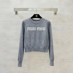 Soft and skin-friendly fashionable and simple letter knitted top