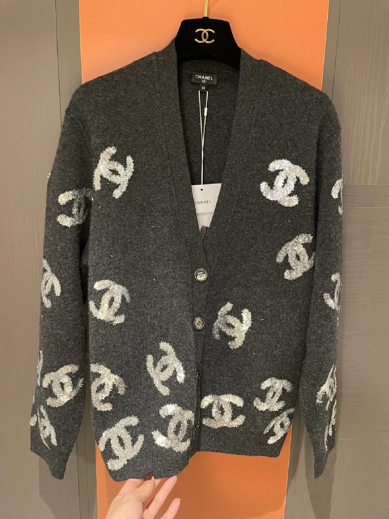 V-neck classic logo print knitted cardigan