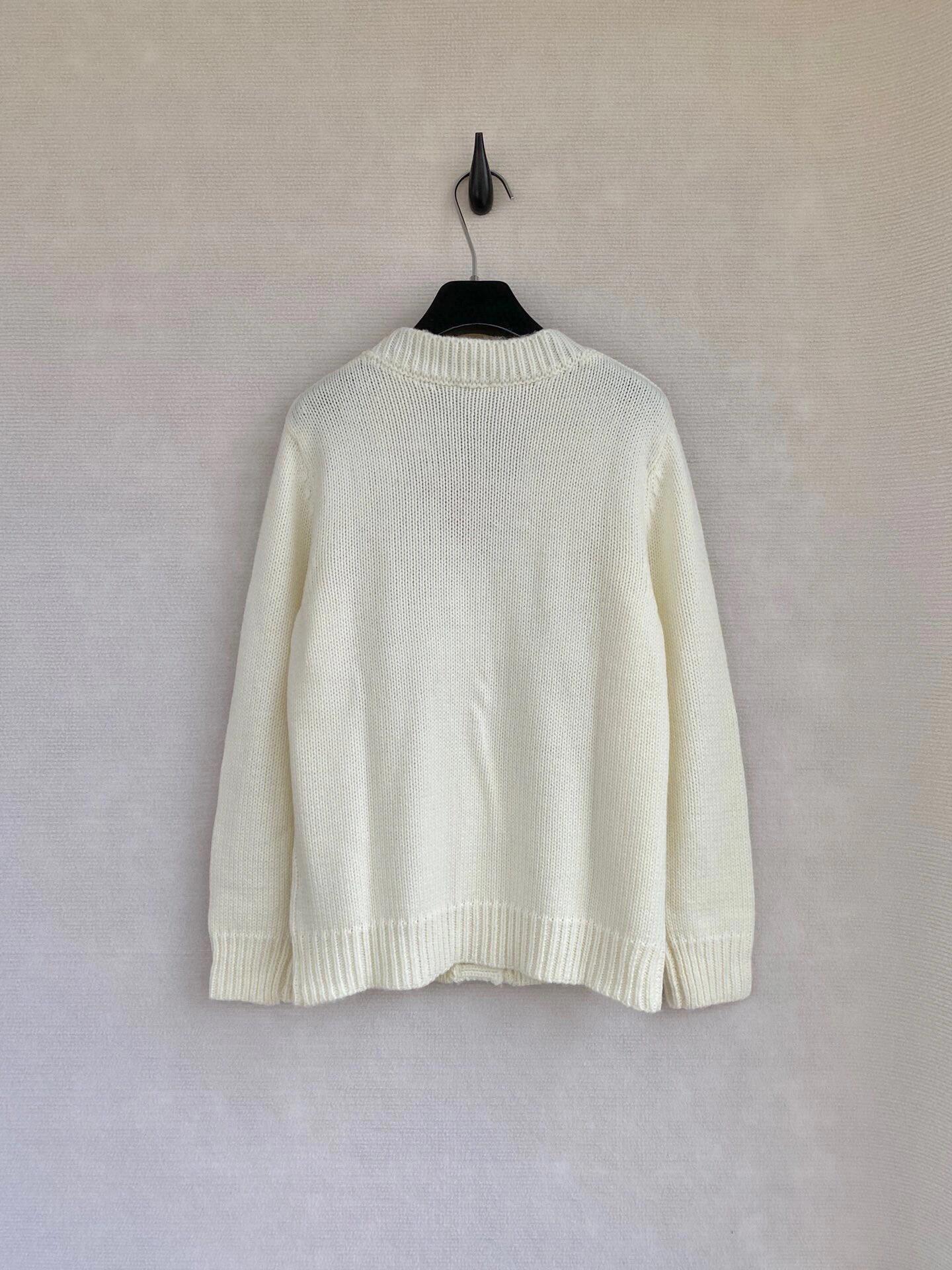 Simple V-neck knitted sweater